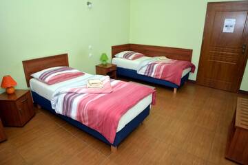 Фото номера Просторный двухместный номер с 2 отдельными кроватями Отель Hotel Heaven г. Chabsko 6